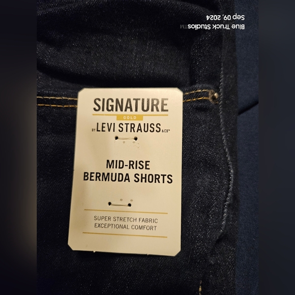 Levis Signature Gold Label Mid Rise Bermuda Jean Shorts NWT Plus Size 24W - Picture 7 of 11